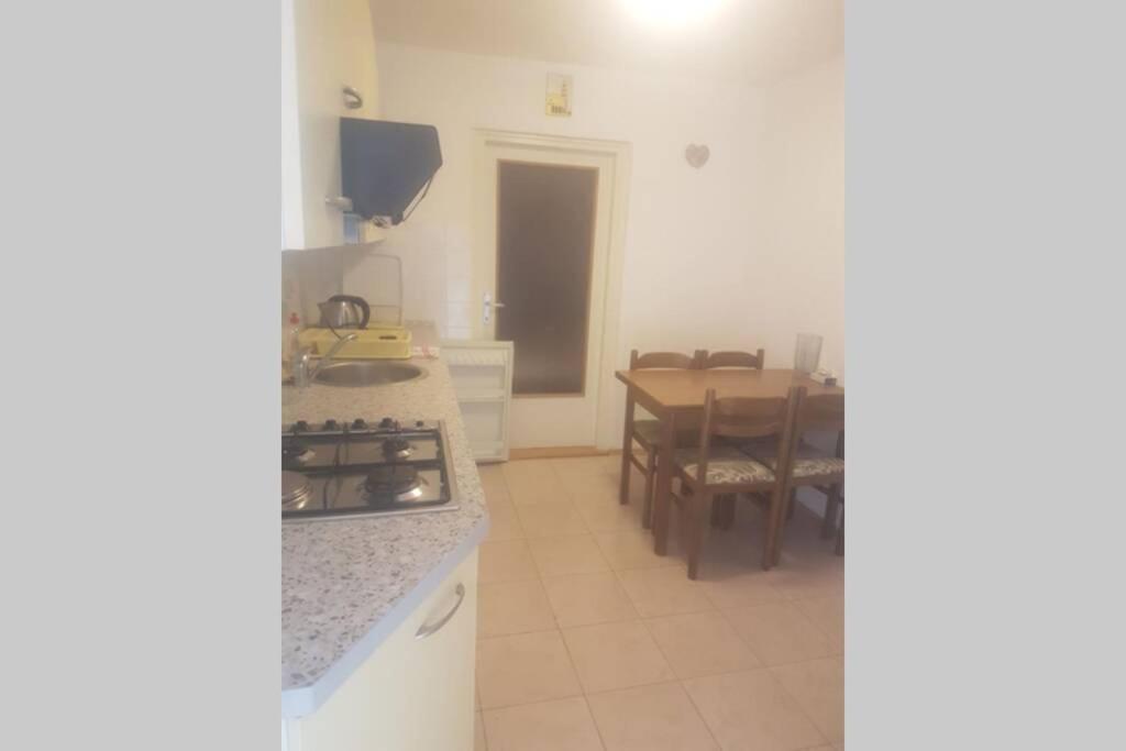 Apartman Nela Brela Bagian luar foto